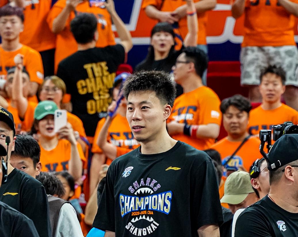 饿了？拉门斯被拍到在比利时替补席啃苹果