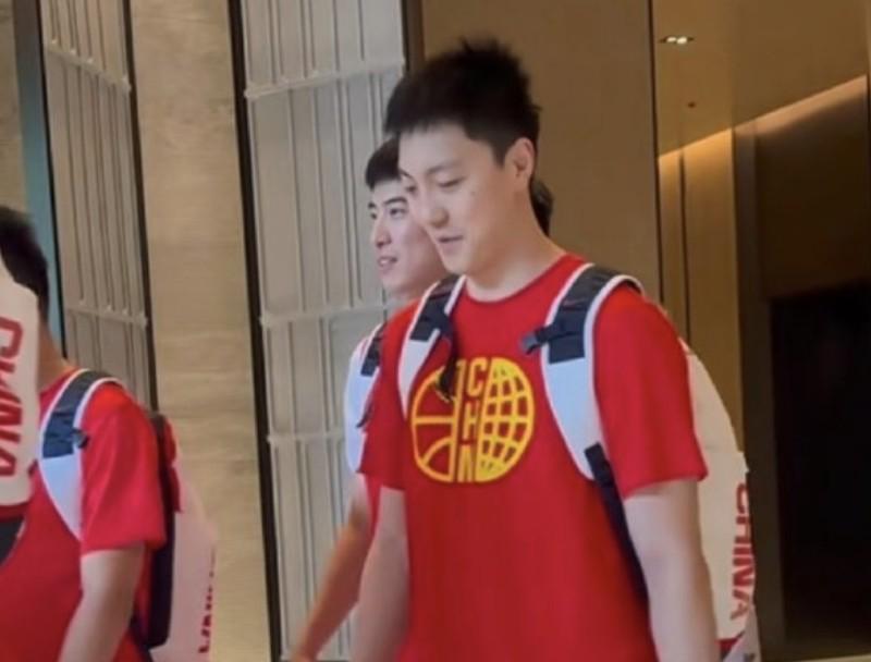 饿了？拉门斯被拍到在比利时替补席啃苹果