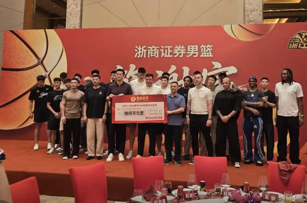 郑钦文逆转萨卡里终结连败,心态蜕变守住草地首胜