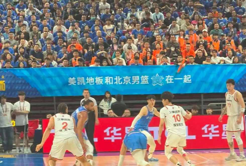 NBA球员齐聚青训营:朗多传授球商,欧文膝伤后首秀状态良好