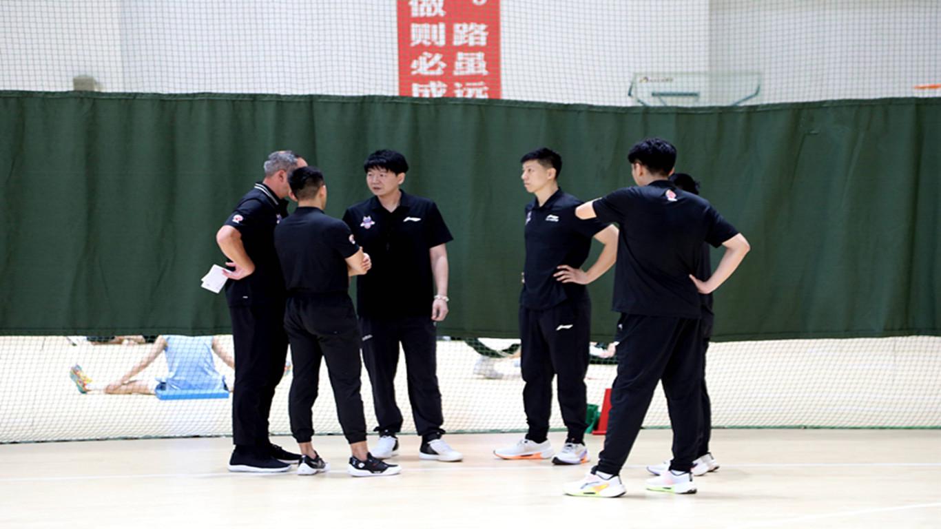 NBA总决赛战报：福克斯一级恶犯！马刺16分优势变3分，卡斯尔7中0