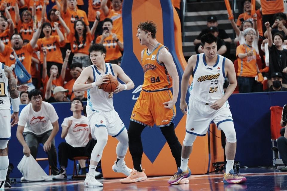 19岁意中锋退NBA选秀加盟NCAA