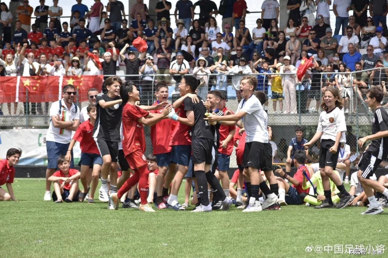 法国队终于要登场了!比赛前夕法国球迷齐聚纽约时代广场
